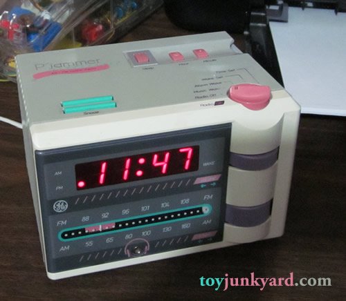 Monaper29's tweet photo. Like if you remember this clock. Retweet if you had this alarm clock!! I loved mine!! ☺️🤩 #pjammer #GE #bedbuds #radioalarm #snoozebar #ilovethe80s https://t.co/pwJGDWvPsV