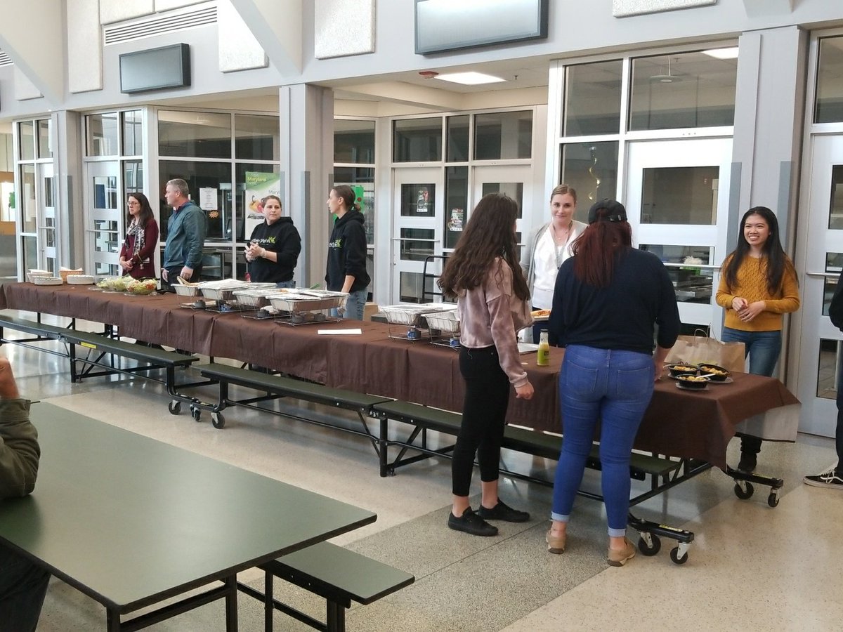 WHSAPZim's tweet photo. THS welcomes our new EL students with dinner from Olive Garden @olivegarden https://t.co/JgJdl62br5