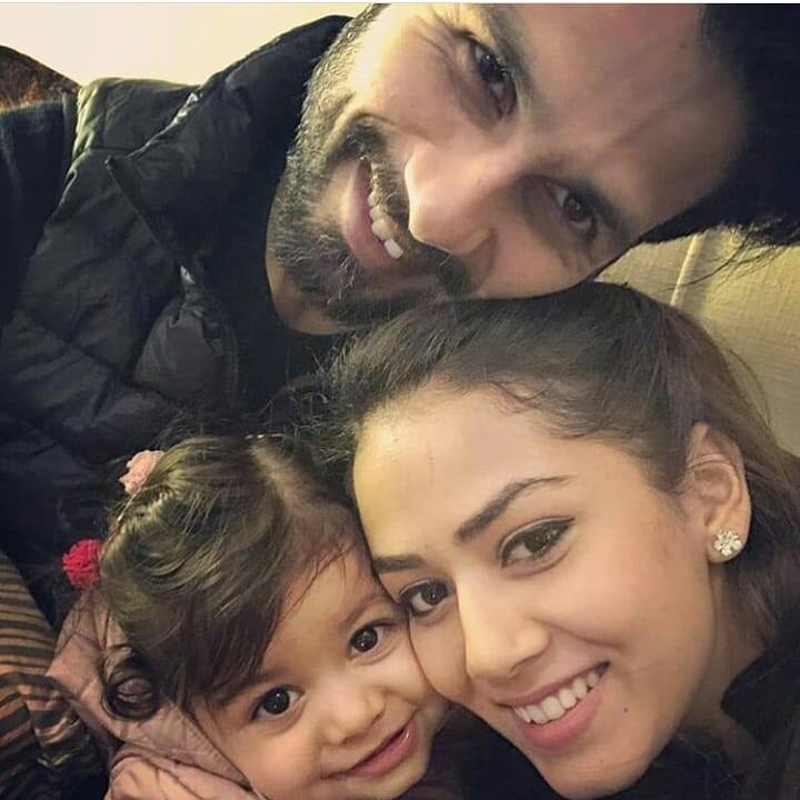 vdesilive's tweet photo. A perfect throwback picture of Shahid Kapoor with his beautiful wife Mira Rajput and adorable daughter Misha Kapoor
#vDesi #vDesiMedia #vDesiLive #vDesiRadio https://t.co/dsiGdzKH0l