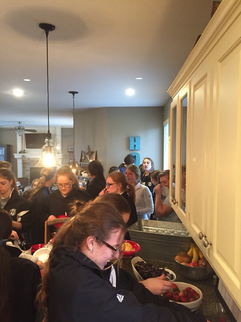 mmahoneyonw's tweet photo. First team meal has begun. Office is playing @AlravenJ and the classic show pic was taken for all to enjoy #walkingtacos #firstgametomorrow #layers #soloudinmyhouse #allin https://t.co/4Nlcs1BfFz