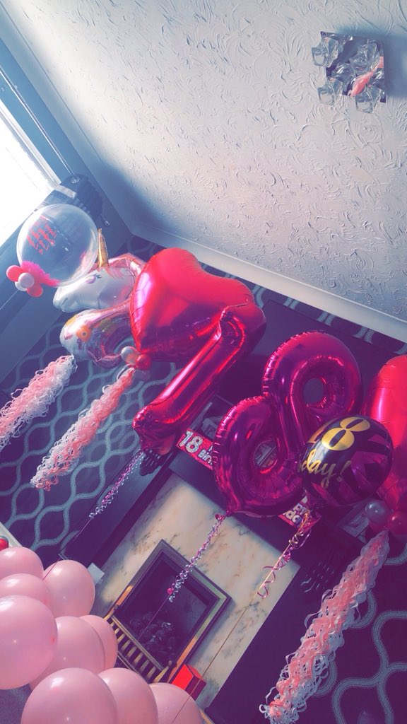 TaylorTierneyx's tweet photo. Had the most unreal 18th .. been well &amp; truly spoilt rotten , couldn’t ask for a better family 😭😆🥂🍾💘 https://t.co/t55JLoCWNV