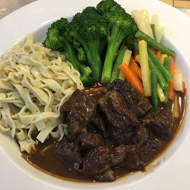 ChefJDKammes's tweet photo. Made beef stew today with fresh pasta, steamed broccoli and veggies. @theculinaryinstituteofamerica #beefstew #broccoli #freshpasta #veggies #napavalley https://t.co/dPCszQRvAi https://t.co/ZAWcQQBv80