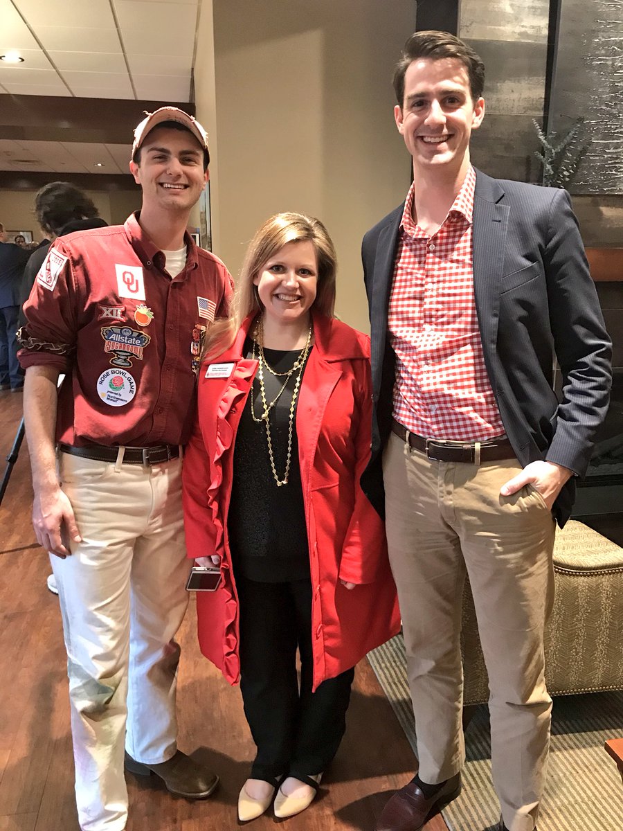 RyanWilliamson5's tweet photo. @davehoec #TeamWebComm reppin’ all the way in Tulsa! Much appreciation for the team and these #Awesome bosses (@StephenEppling, @eyarbrough and not pictured @etacklit) https://t.co/qoR173x4OK