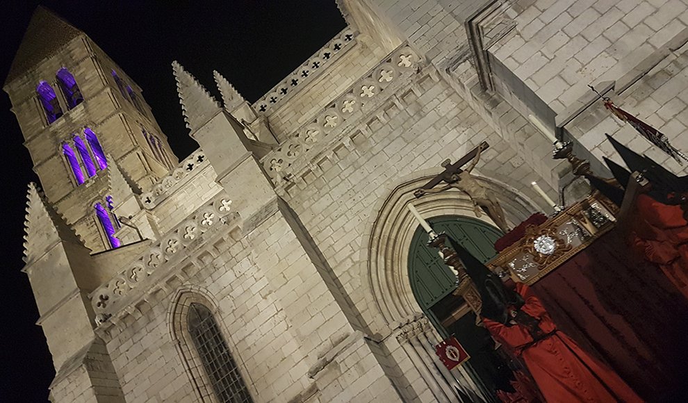 TribunaVa's tweet photo. El Cristo del Olvido impone en la noche de 'la buena muerte', en Valladolid @PreciosaSangrev https://t.co/Ug6u8VFxm0 https://t.co/9RWDCenneB