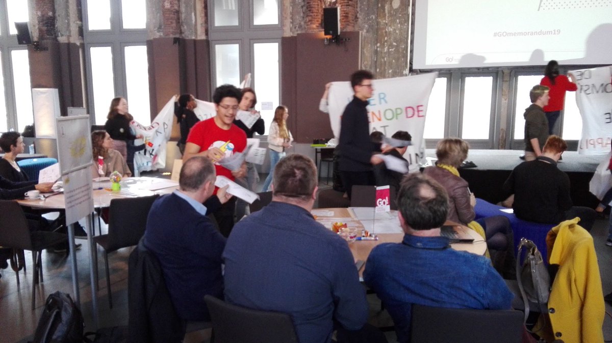 BAPitzemburg's tweet image. De 4 GO!-ambassadeurs van @BAPitzemburg @GO_onderwijs @StadMechelen eisen mee het podium op tijdens de regionale GO! pop-upsessie in @AtheneumAntw in het kader van &quot;Wees de stem, niet de echo&quot;. #GOmemorandum19 #samenlerensamenleven #leerlingenparticipatie