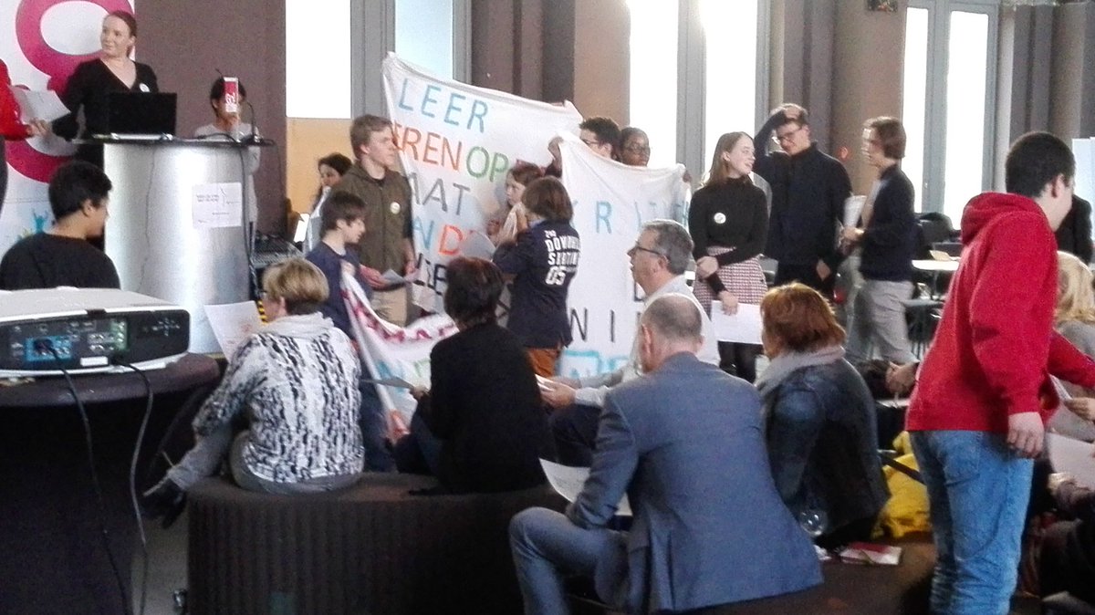 BAPitzemburg's tweet image. De 4 GO!-ambassadeurs van @BAPitzemburg @GO_onderwijs @StadMechelen eisen mee het podium op tijdens de regionale GO! pop-upsessie in @AtheneumAntw in het kader van &quot;Wees de stem, niet de echo&quot;. #GOmemorandum19 #samenlerensamenleven #leerlingenparticipatie