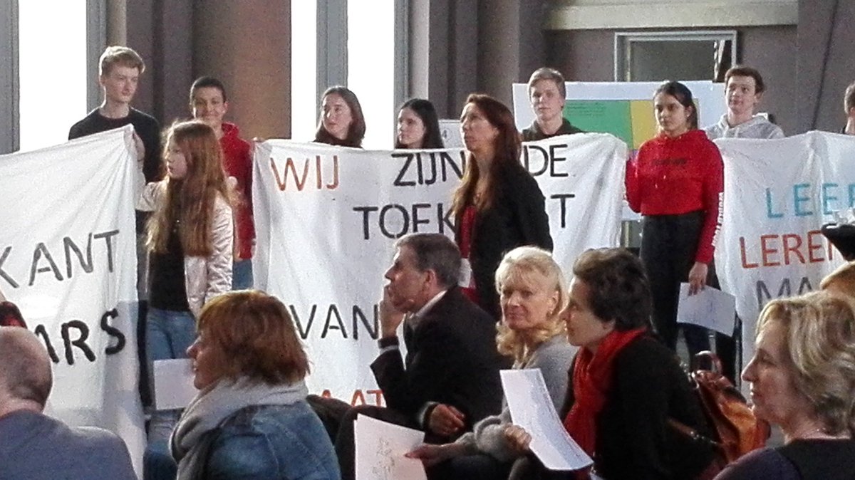 BAPitzemburg's tweet image. De 4 GO!-ambassadeurs van @BAPitzemburg @GO_onderwijs @StadMechelen eisen mee het podium op tijdens de regionale GO! pop-upsessie in @AtheneumAntw in het kader van &quot;Wees de stem, niet de echo&quot;. #GOmemorandum19 #samenlerensamenleven #leerlingenparticipatie