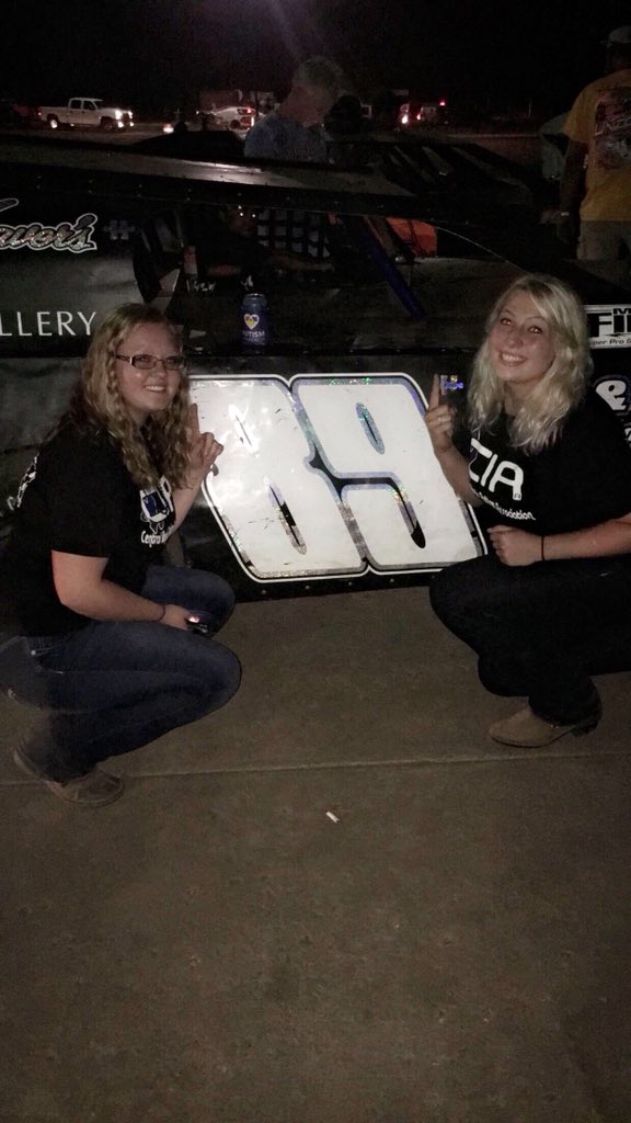 alyyy_mae's tweet photo. When all you want is summer nights at the dirt track!! #dirttrackthing #summer2018 #peoriaspeedway #dirttrackracing https://t.co/XTeaFgjEx2