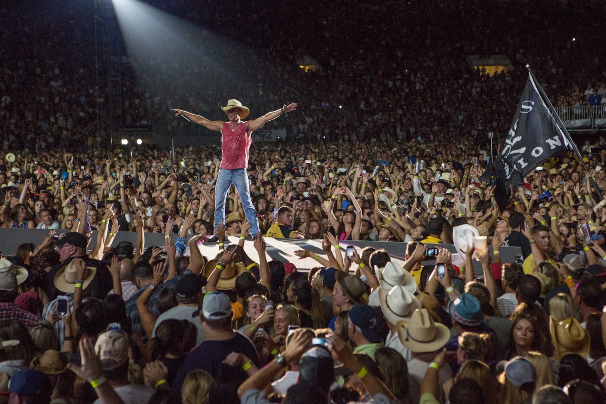 RoseBowlLegacy's tweet photo. Happy birthday to one of our favorite artists @kennychesney ! 🎈#HappyBirthday https://t.co/aAn4IkLH2g