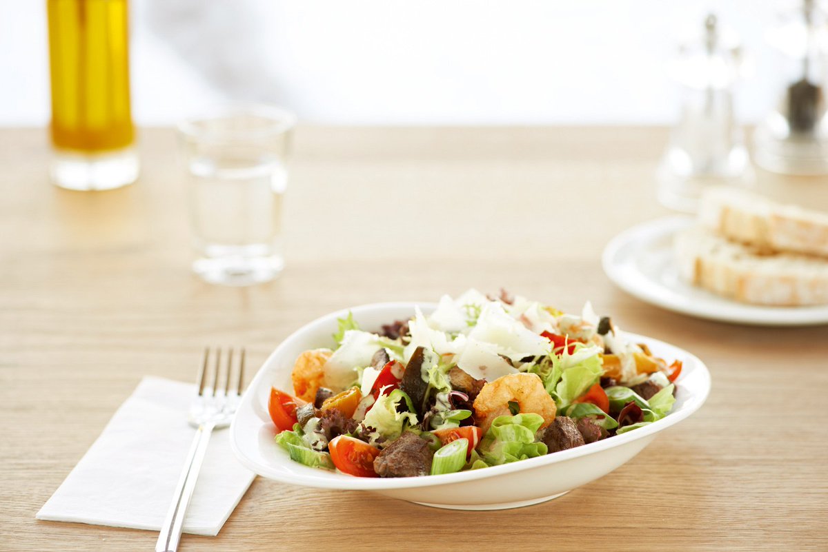 VapianoBCN's tweet photo. 👉Tienes  que probar nuestra ensalada REEF’N BEEF con jugoso solomillo de  ternera, gambas sobre mezclum de ensaladas, vegetales a la plancha,  tomates cherry y Grana Padano. Completa y deliciosa. 🔝🍴 #vapianobcnlovers https://t.co/5IsHmSgP9k