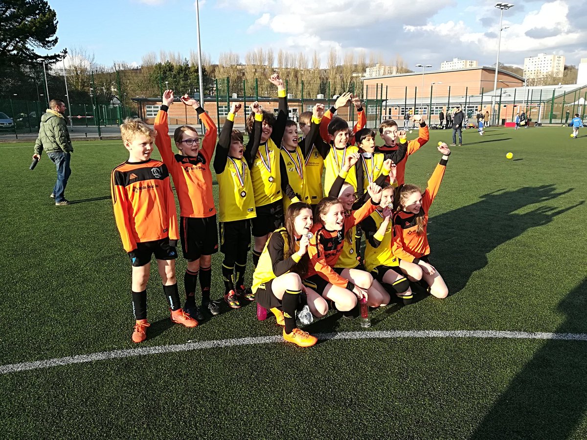 BecSchCommunity's tweet photo. Congrats 
1st @BaildonCE A 
2nd #Eldwick B
3rd @CrossflattsPri 
4th #Baildon B
All qualify for @BfdSchoolGames 
180 #players
18 teams
Golden Try deciders
Thanks @BEESRUGBY @SalemJnrs @EnglandRugby @BaildonRUFC @WestBradSG @BeckfootPE #sports #leaders &amp; Mr Holliday for refereeing https://t.co/DiLPwQTFeD