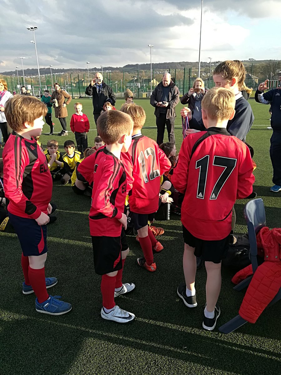 BecSchCommunity's tweet photo. Congrats 
1st @BaildonCE A 
2nd #Eldwick B
3rd @CrossflattsPri 
4th #Baildon B
All qualify for @BfdSchoolGames 
180 #players
18 teams
Golden Try deciders
Thanks @BEESRUGBY @SalemJnrs @EnglandRugby @BaildonRUFC @WestBradSG @BeckfootPE #sports #leaders &amp; Mr Holliday for refereeing https://t.co/DiLPwQTFeD