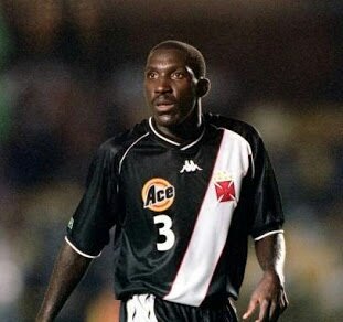 vascoantigo's tweet photo. Hoje o Zagueiro-Zagueiro completa mais um ano de vida. Pelo Vasco conquistou a Taça Guanabara em 1998 e 2000; Taça Rio 1998, 1999 e 2001; o Carioca em 1998; Rio-SP 1999; Brasileiro em 1997 e 2000; Mercosul em 2000 e a Libertadores em 1998.
Parabéns, Odvan! 💢👏🎉
#Vasco #Odvan https://t.co/rmdPlxUC6c