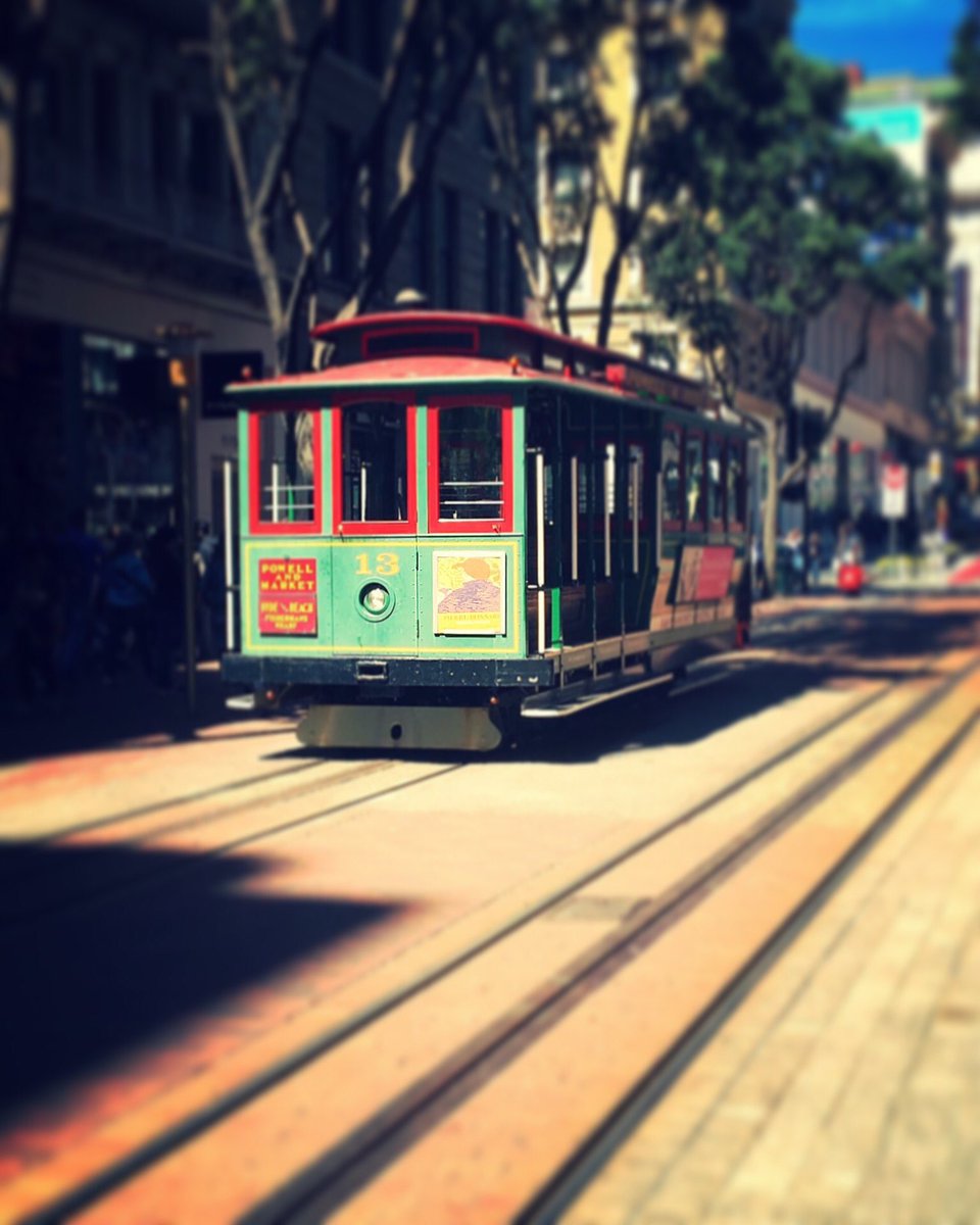 nomadnesspr's tweet photo. Precies twee jaar geleden was ik San Francisco aan het ontdekken. Wat een geweldige stad is het toch en hoe leuk zijn deze cable cars. Fun fact: Wist je dat dit de laatste manueel bestuurde cable car is en er van de 23 originele routes nog maar drie over zijn gebleven. #sanfran https://t.co/gWSmjNko8i