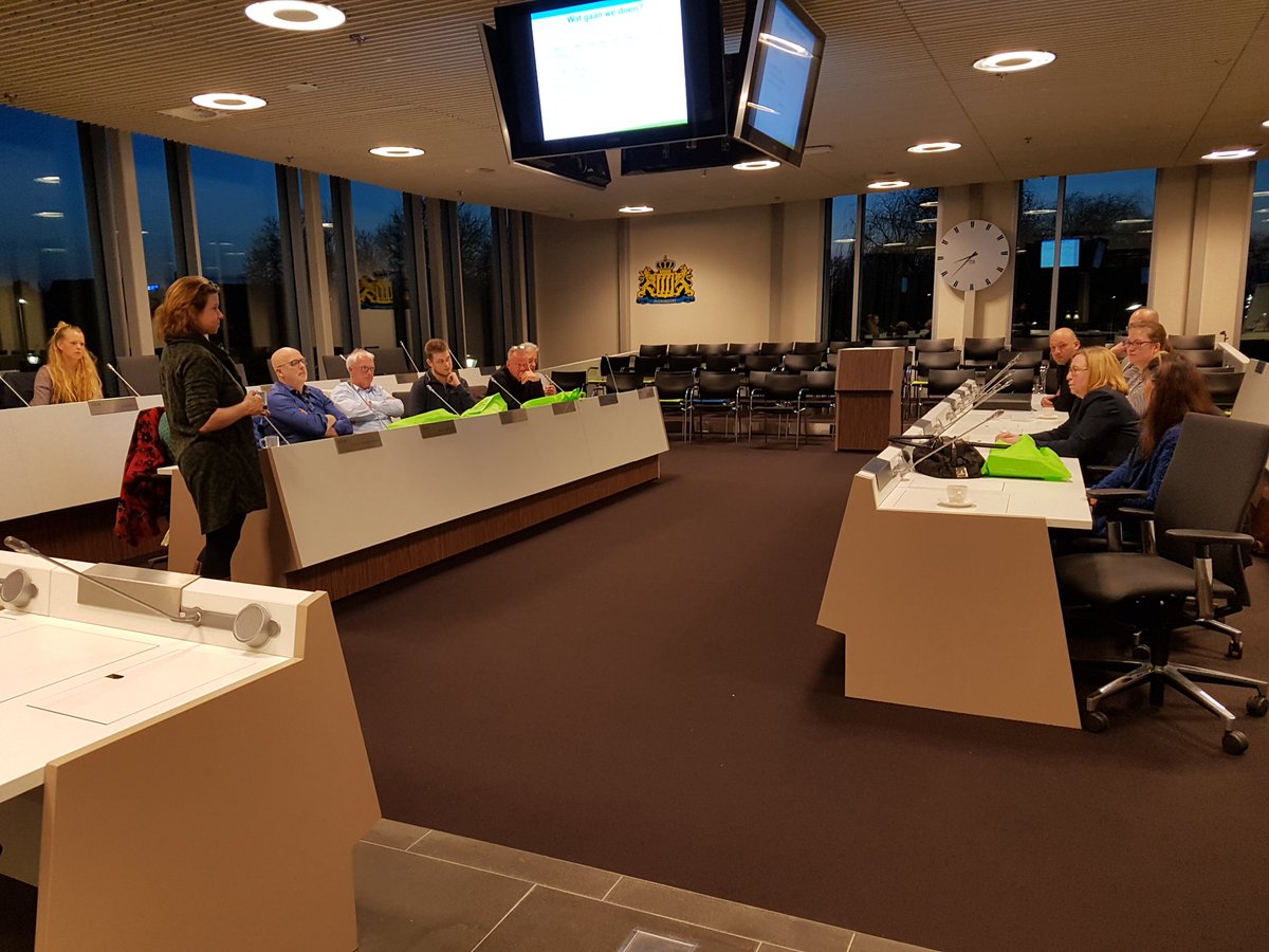 raadzwijndrecht's tweet photo. Nieuwe aankomende raadsleden voor het eerst in de raadzaal, worden bijgepraat door de griffier https://t.co/JLjhRos6Cu https://t.co/TdCPbQXqcn