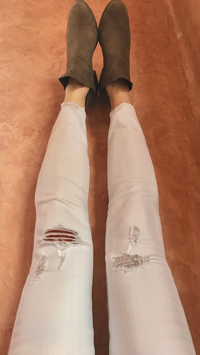 CutestClothes's tweet photo. If you like rips like me My #835 #JBrand #Jeans feel too good to be true #stlblogger #stlboutique #fashionblogger #blogger #wehaveyourstyle #linkinbio @SuchCuteClothes https://t.co/cgcypdbhAN