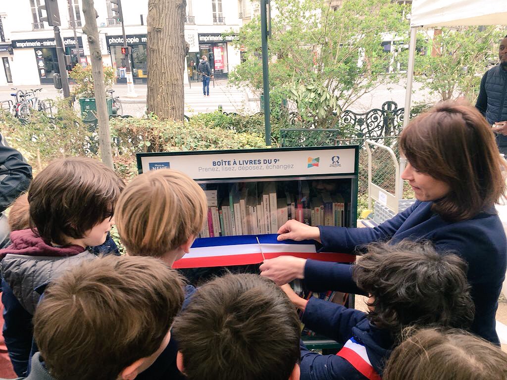 dburkli's tweet photo. Avec le Conseil municipal des enfants du Neuf et @gybloch, nous inaugurons dans tous les squares de #Paris9 des  boîtes à livres - une première à #Paris ! - Prenez, lisez, déposez, donnez, ces boites à livres sont à vous! @Mairie9Paris https://t.co/VD9zekhhNT
