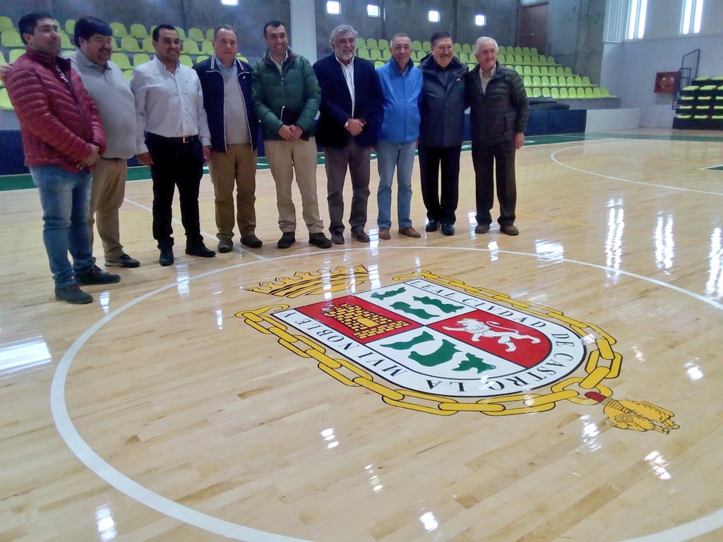 PrensaChiloe's tweet photo. .@chiloealdia .@jmarqueztey .@ReneConcejal .@Juaneduardoconc .@AguiladeCastro Concejales y Cores visitan renovado Gimnasio Municipal de #Castro ad portas de ser entregado a la comunidad https://t.co/Ida6HWqlbA