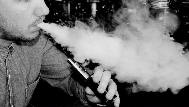 AAAstratevape's tweet photo. Ditch the paper -- go for vapor. #VapeLife https://t.co/H61xNmsoKg