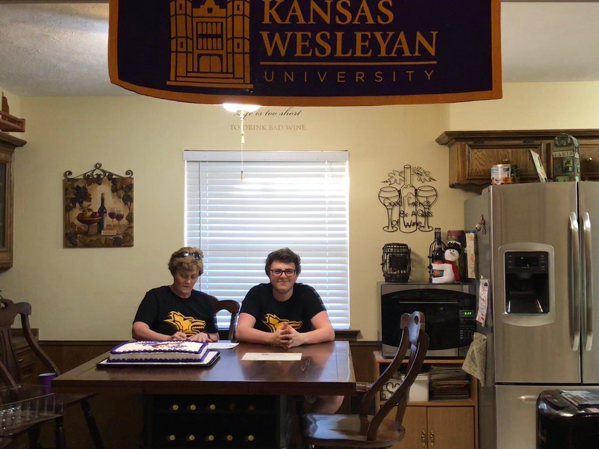 KWU_bowling's tweet photo. 🚨New Coyote Alert🚨 

Welcome Mitchell Dreger from Plano, TX! He signed his letter of intent for the 2018 season! 🐺🎳 Congratulations! #WelcometothePack #BowlYotes https://t.co/bMMrnD4bak