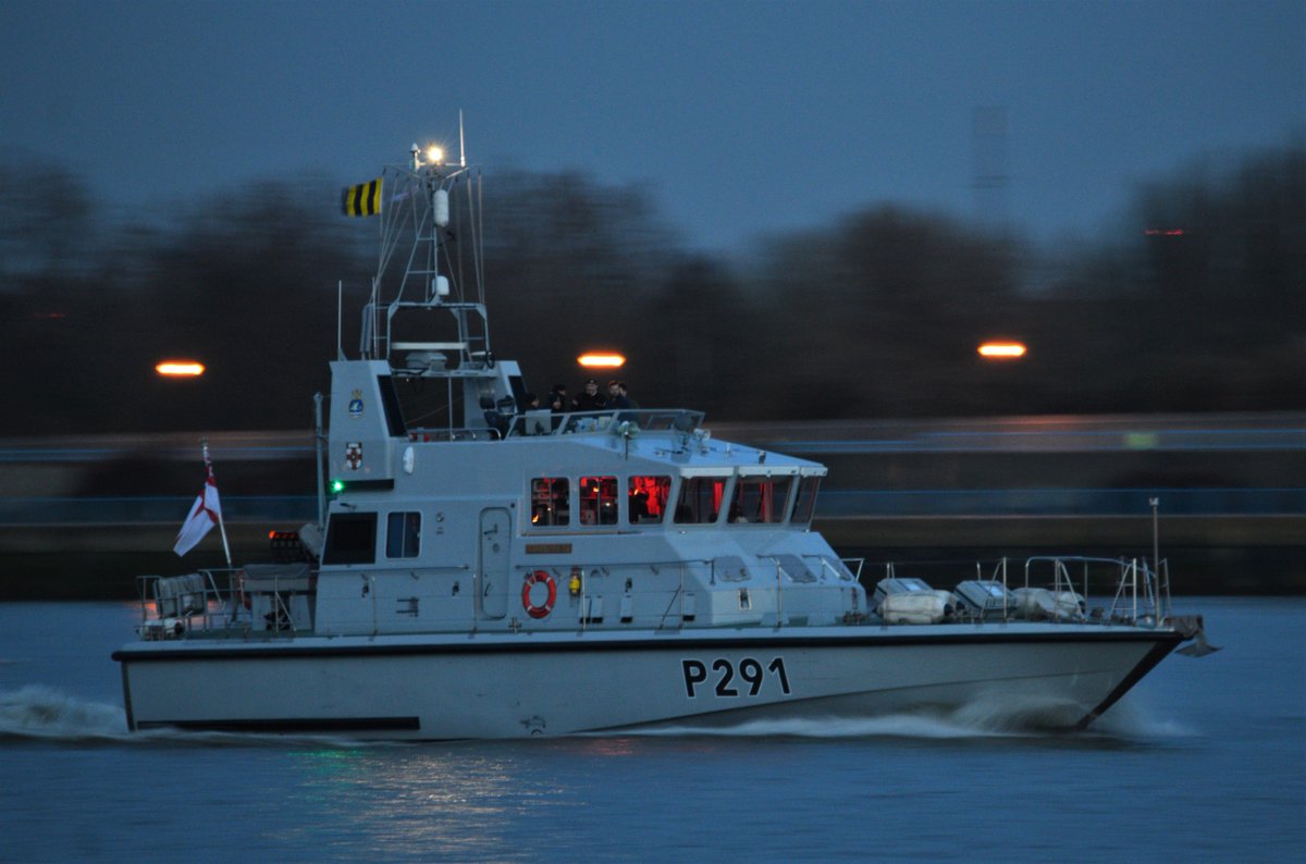 AJBC_1's tweet photo. P2000 Patrol Craft @HMSPuncher #P291 of #RoyalNavy #1PBS supporting @London_URNU arrives on the #Thames in #London at dusk as part of their #Easter 2018 deployment - heading to @HMSPresidentRNR @TeamRN1 @NavyLookout #dlr_blog https://t.co/CWqL6ZUrIR