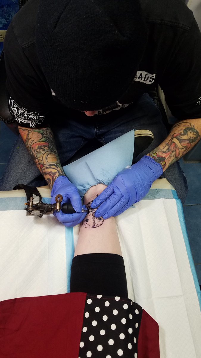 52Tattoos's tweet photo. Episode 12 of 52 Tattoos on YouTube!
https://t.co/RE3YHmpp2c
#52tattoos #tattoo #tattoos #tattootime #ink #purple #purplehair #inktherapy #therapy #ronintattoo #tattootherapy  #inkedgirls #bats #tattooink #TattooUk #art #artwork #paintings #sam #trickrtreat #Timelapse https://t.co/unj1SRTUIz