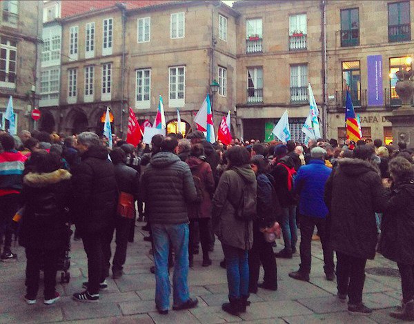 xmtorne's tweet photo. Galegas/os de #Compostela #Galiza estam vindo a Praza do Toural para demonstrar seu apoio à #Democracia e contra a #repressom do estado espanhol na #Catalunya cantando #ElsSegadors e o hino galego. Solidariedade #GZcomCAT #LlibertatPresosPolitics #PuigdemontPresident https://t.co/eaifWtPxLR