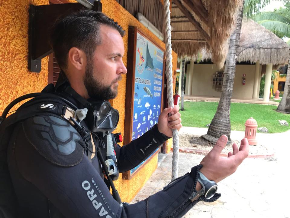 DRESSELDIVERS's tweet photo. This is Marcelo, Base leader in @DRESSELDIVERS Playa del Carmen, explaining a briefing .
๐จโ๐ซ"Pay close attention to the briefing. It is essential to have a safe and fun #dive"
Follow always his important #divingtip. Will you? https://t.co/zkgGoW9loW
