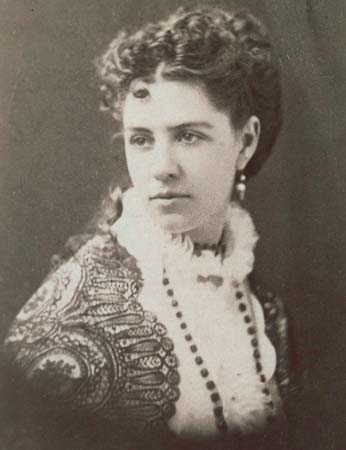 fpjerez's tweet photo. Leyendo sobre Jack London, descubro que el refugio de su dura infancia fue la biblioteca pública, y sus inicios en la literatura fueron gracias a una figura clave: #InaCoolbrith, bibliotecaria en Oackland, poeta destacadísima, y activista cultural.
+info.: https://t.co/Rt2VYyww9L https://t.co/n7c95k0isE