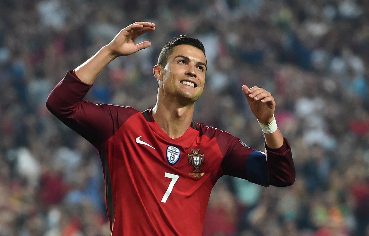 RMCsport's tweet photo. 🇵🇹🇳🇱 #PORxNED (0-3, MT) : BUT POUR LES PAYS-BAS ! Virgil van Dijk marque le 3e but ... Le Portugal prend l'eau ! 😱 

📝 Le live ici ➡ https://t.co/i86cGgZqHt     
#RMClive #Portugal https://t.co/0M4CKms5bJ