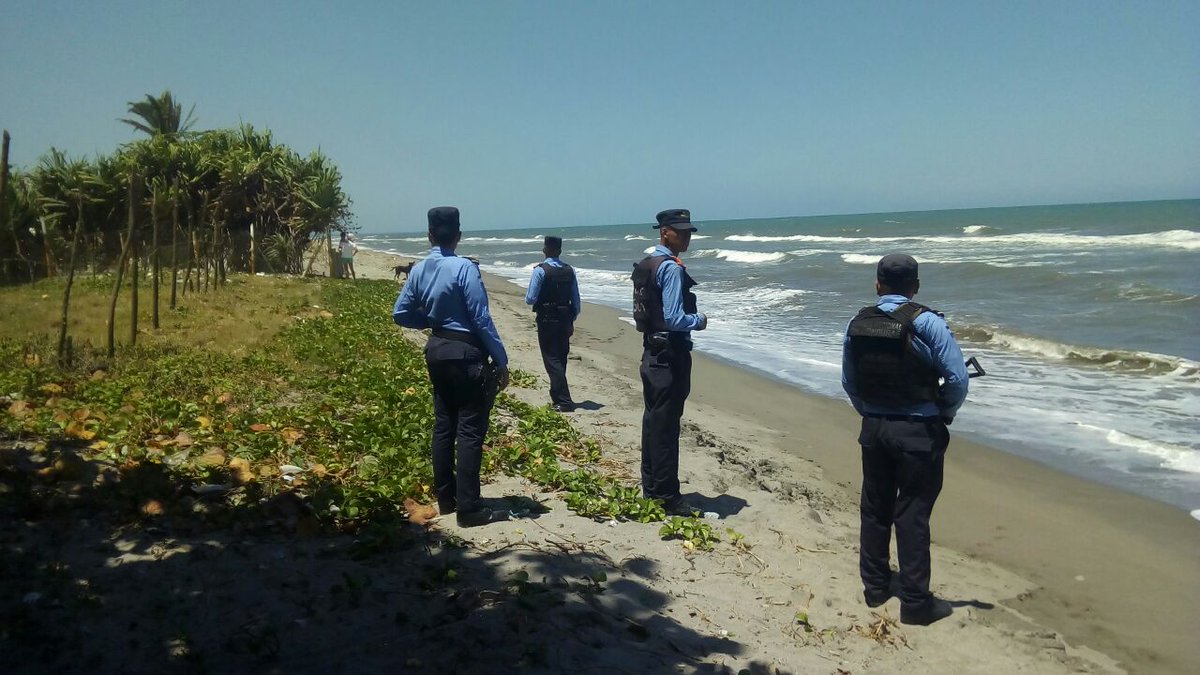 PoliciaHonduras's tweet photo. #AHORA realizamos patrullajes de #Prevención y #Seguridad en las playas del sector de #Bonitillo #LaCeiba #Atlántida nuestra misión es #ServirYProteger a #Honduras 🇭🇳 #HagamosDeLaPrevenciónUnaTradición https://t.co/zhpPbSnx3q