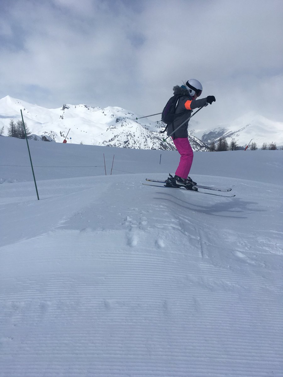 SportBHillGirls's tweet photo. Flying high and enjoying the skiing in these amazing snow conditions #parallelturns #speed #wipeout https://t.co/LPvl6N5IVs