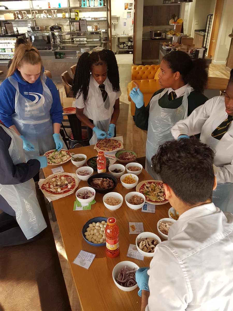 EliteMargins's tweet photo. The best way to start a nutrition workshop is obviously with healthy pizza! 🍕

#NutritionMonth #health #food #foodie https://t.co/i7uqx813IN