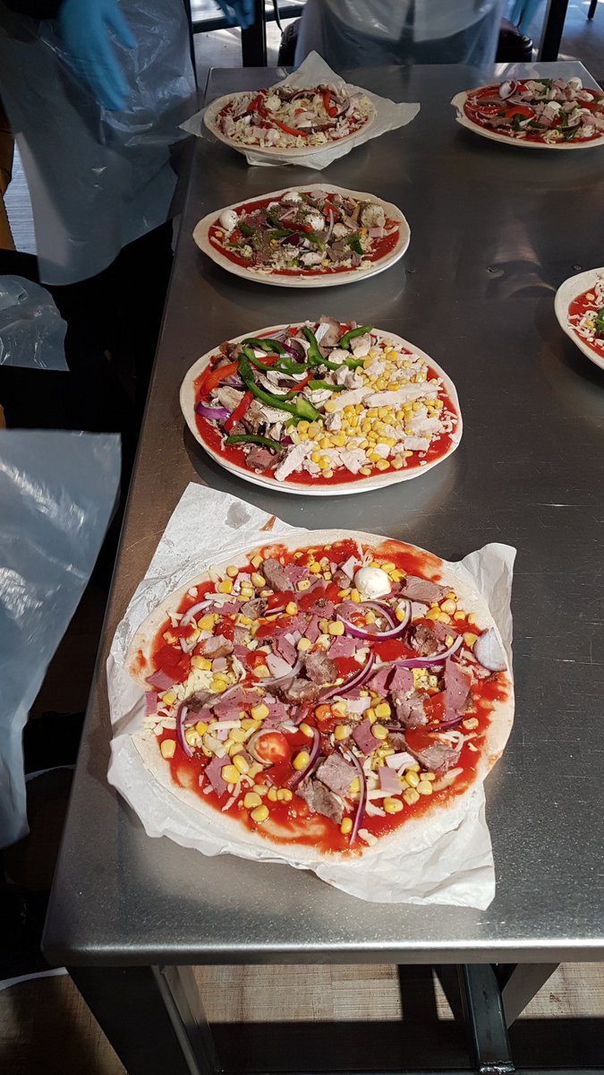 EliteMargins's tweet photo. The best way to start a nutrition workshop is obviously with healthy pizza! 🍕

#NutritionMonth #health #food #foodie https://t.co/i7uqx813IN