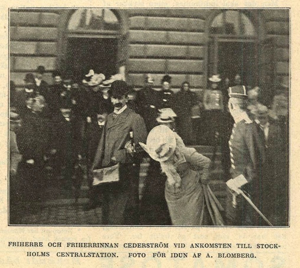 Picture of Adelina Patti in 1900 hiding her face from paparazzis camera at Stockholm Central Station