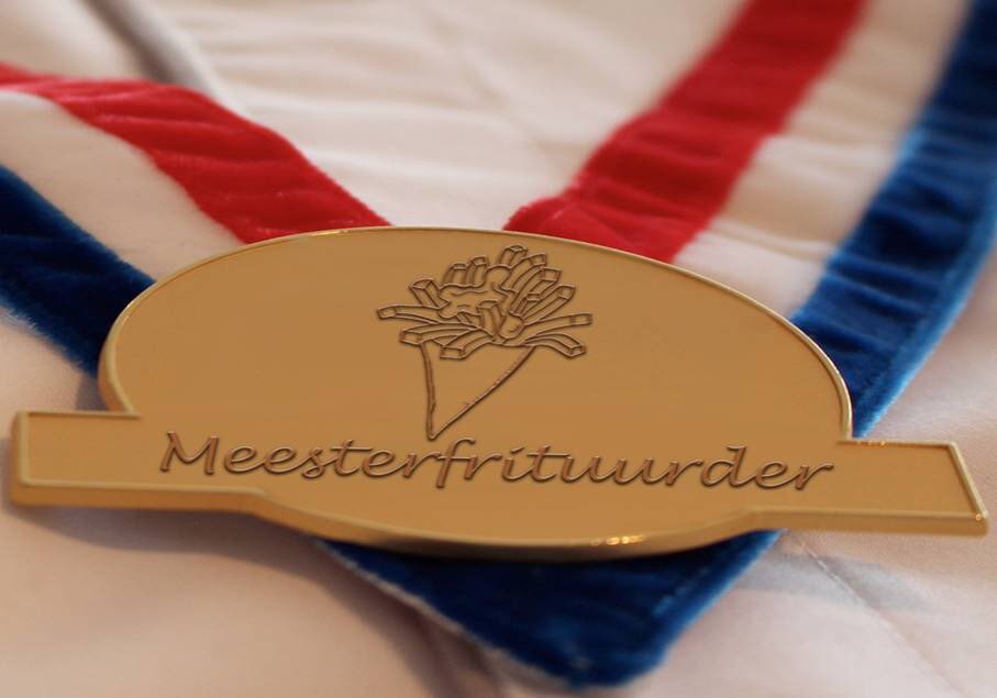 FrituurWereld's tweet image. TITEL MEESTERFRITUURDER MAAKT LIJST VAN MEESTERS IN DE HORECA COMPLEET

Alle segmenten binnen de horeca kennen een Meestertitel. Er ontbreekt op dit moment nog een hele belangrijke titel, “De Meesterfrituurder”. Lees er alles over op meesterfrituurder.nl