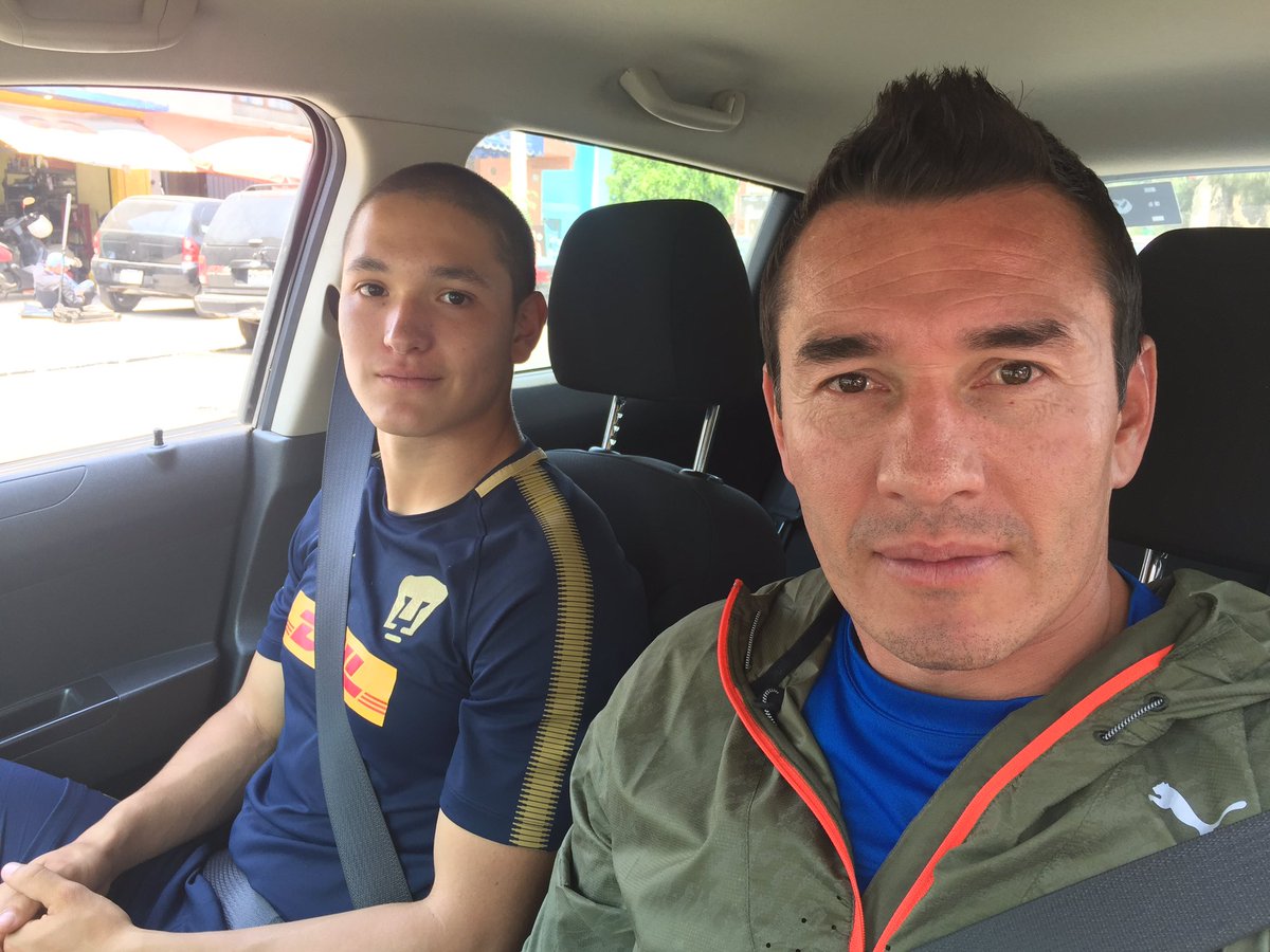 ChelaESPNcommx's tweet photo. Exfutbolistas de @PumasMX que laboran en el club: #DavidOteo y el Jr, además de @michavo22 con su hija y la hija de @Igualacarreon29 #SiemprePumas @ESPNmx https://t.co/3KyGmi8TVo