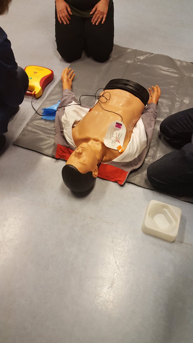 tbb1963's tweet photo. St. Reanimatie en AED onderwijsvoorne heeft weer herhaling #REAenAED gegeven. https://t.co/aklakEpR7x