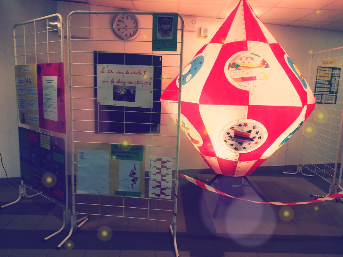 CE2RondinesBDC's tweet photo. Et voilà notre expo vous attend dans le hall de l'école ! Attention, vendredi ce sera fini ! #montgolfière #latêtedanslesétoiles #mercibertrand 🎈 https://t.co/1WAAph3C4o