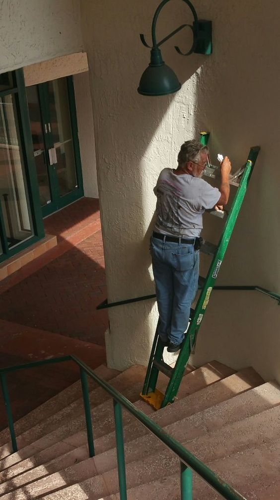 littlegiant's tweet photo. Using a ladder upside down isn't being clever; it's setting yourself up for a ladder accident. #ladderfail
2,000 people will be injured today using a ladder—don't join this statistic but #BreakTheStatistic
#LadderSafetyMonth
@american_ladder @laddermonth https://t.co/DnvmRtDM6N