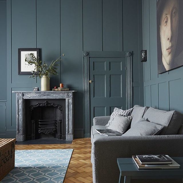 Amazing atmospheric room created by the high ceilings and gorgeous paint selection on the panelling and doorway, moody artwork and refined colour palate👌🏻 #thedesignbug 📸 @livingetcuk .
.
.
#grey #teal #paint #hereingbone #livingroom #doorway #panell… bit.ly/2GanS1I