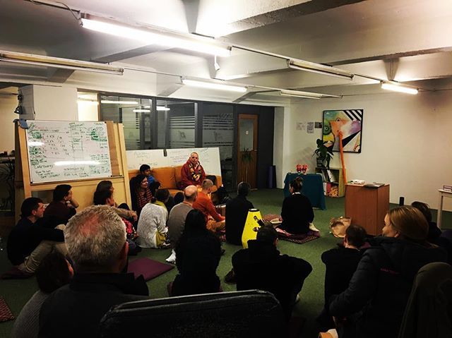 Takk til alle vakre mennesker som var hos oss idag og hørte på noen visdomsord fra Dhirasanta das Goswami, chantet litt mantra og spiste litt hellig prasad 💙🙏🏻✌🏻
#givepeaceachance ift.tt/2pFrUVU