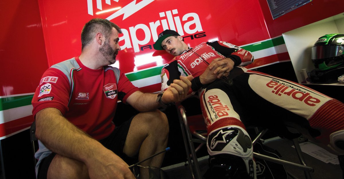 MotodromoWeb's tweet photo. WorldSBK – Laverty se recupera en el hospital después de la caída del domingo: https://t.co/79ztO5xvp8

#MotoDromo #WorldSBK #ThailandWSBK #Laverty https://t.co/EhELmyLrJe