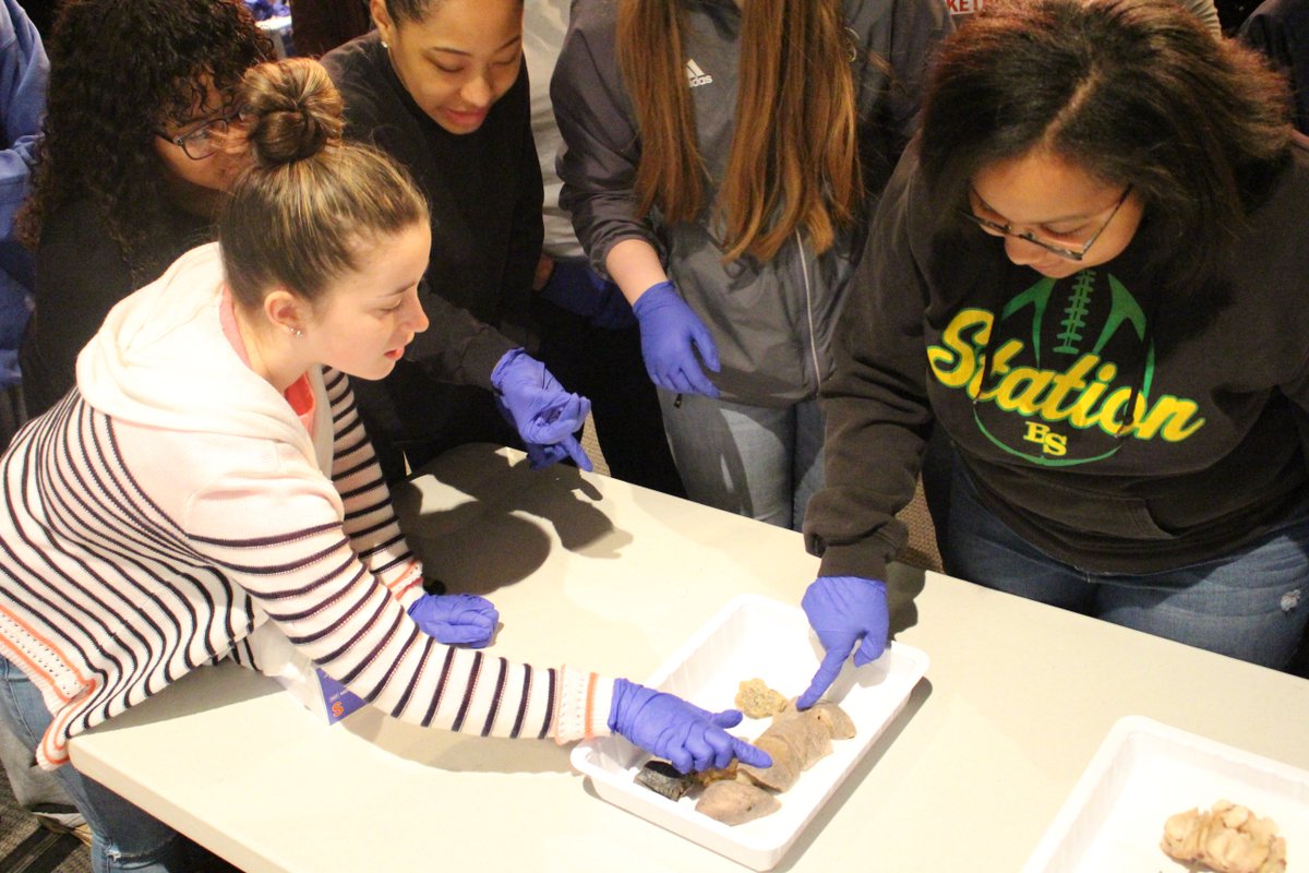 BSHSacademies's tweet photo. Thank you @BaptistHealth for providing specimens for our MED Talk this morning! Heather McMillin guided Medical Academy students (current and future) as they stepped into the role of being a pathologist. #defendingstation #ThatMedLife https://t.co/vn3ne8VV7Q