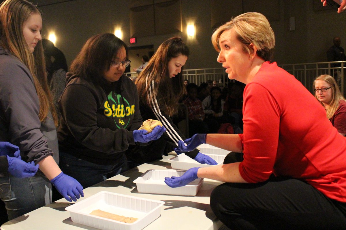 BSHSacademies's tweet photo. Thank you @BaptistHealth for providing specimens for our MED Talk this morning! Heather McMillin guided Medical Academy students (current and future) as they stepped into the role of being a pathologist. #defendingstation #ThatMedLife https://t.co/vn3ne8VV7Q