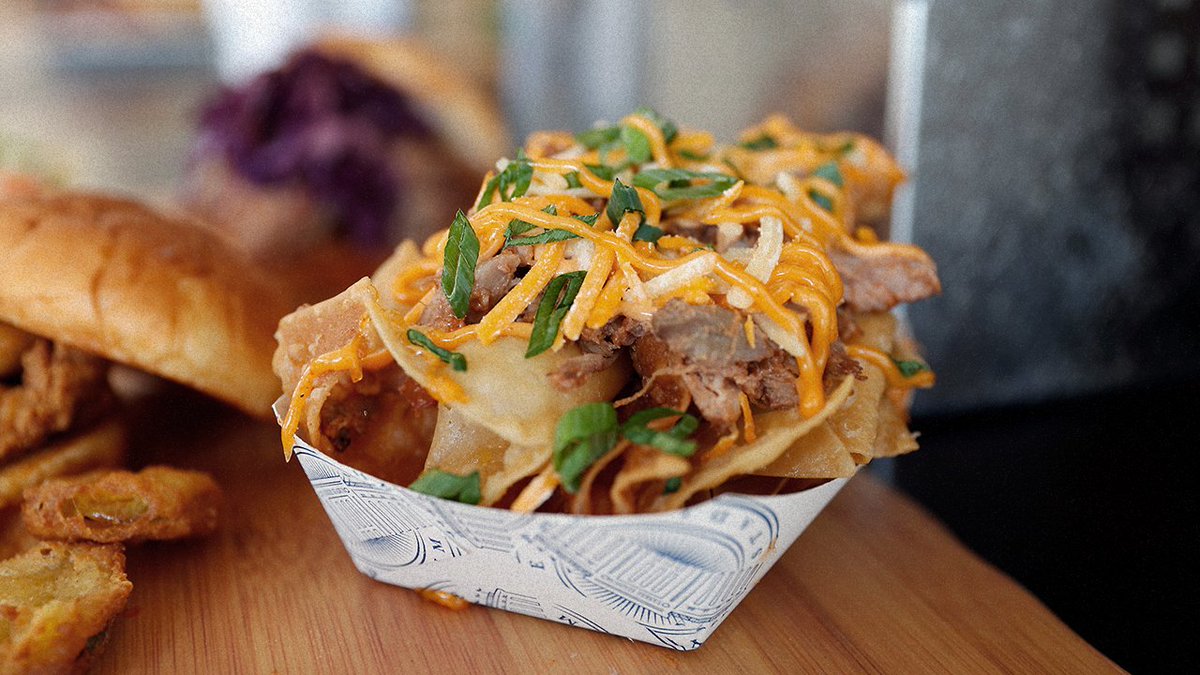 Yankees's tweet photo. #YankeeStadiYUM has lots of new offerings:

🍺 @BluePointBrewer Pinstripe Pilsner
🍦Grand Slam Milkshakes
🍗 General Tso's Crispy Chicken Sandwich
🍍 @KingsHawaiian Original Sweet Pineapple BBQ Kalua Pork Nachos

AND MUCH MORE. Here's the full 2018 menu: https://t.co/sfOLCqDltv https://t.co/k6iqgbixuQ