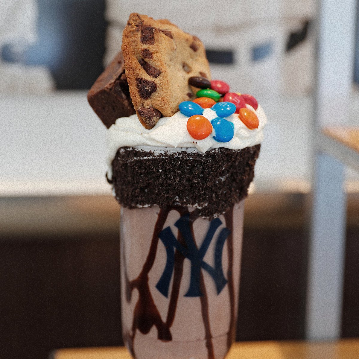 Yankees's tweet photo. #YankeeStadiYUM has lots of new offerings:

🍺 @BluePointBrewer Pinstripe Pilsner
🍦Grand Slam Milkshakes
🍗 General Tso's Crispy Chicken Sandwich
🍍 @KingsHawaiian Original Sweet Pineapple BBQ Kalua Pork Nachos

AND MUCH MORE. Here's the full 2018 menu: https://t.co/sfOLCqDltv https://t.co/k6iqgbixuQ