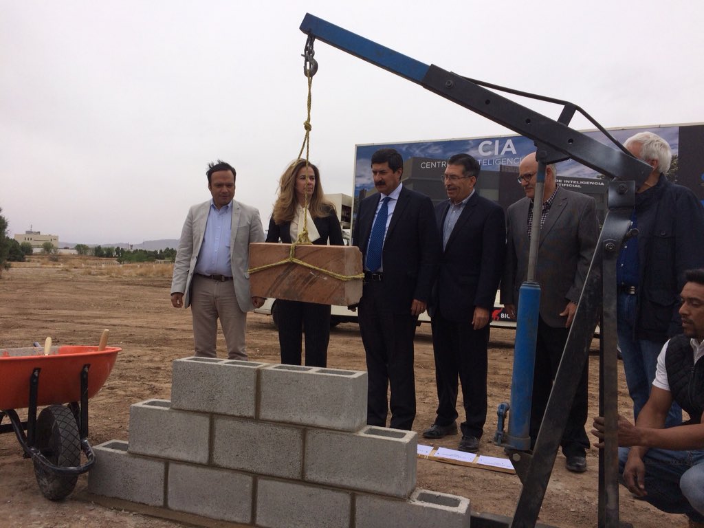 BCVJUAREZ's tweet photo. Hoy es un #buendia en #CiudadJuarez pues hoy se pone la primera piedra del Centro de Inteligencia Artificial que conformará todo un #DistritodeInnovacion en esta frontera. 💪🏼 https://t.co/fmsUFIcbzs