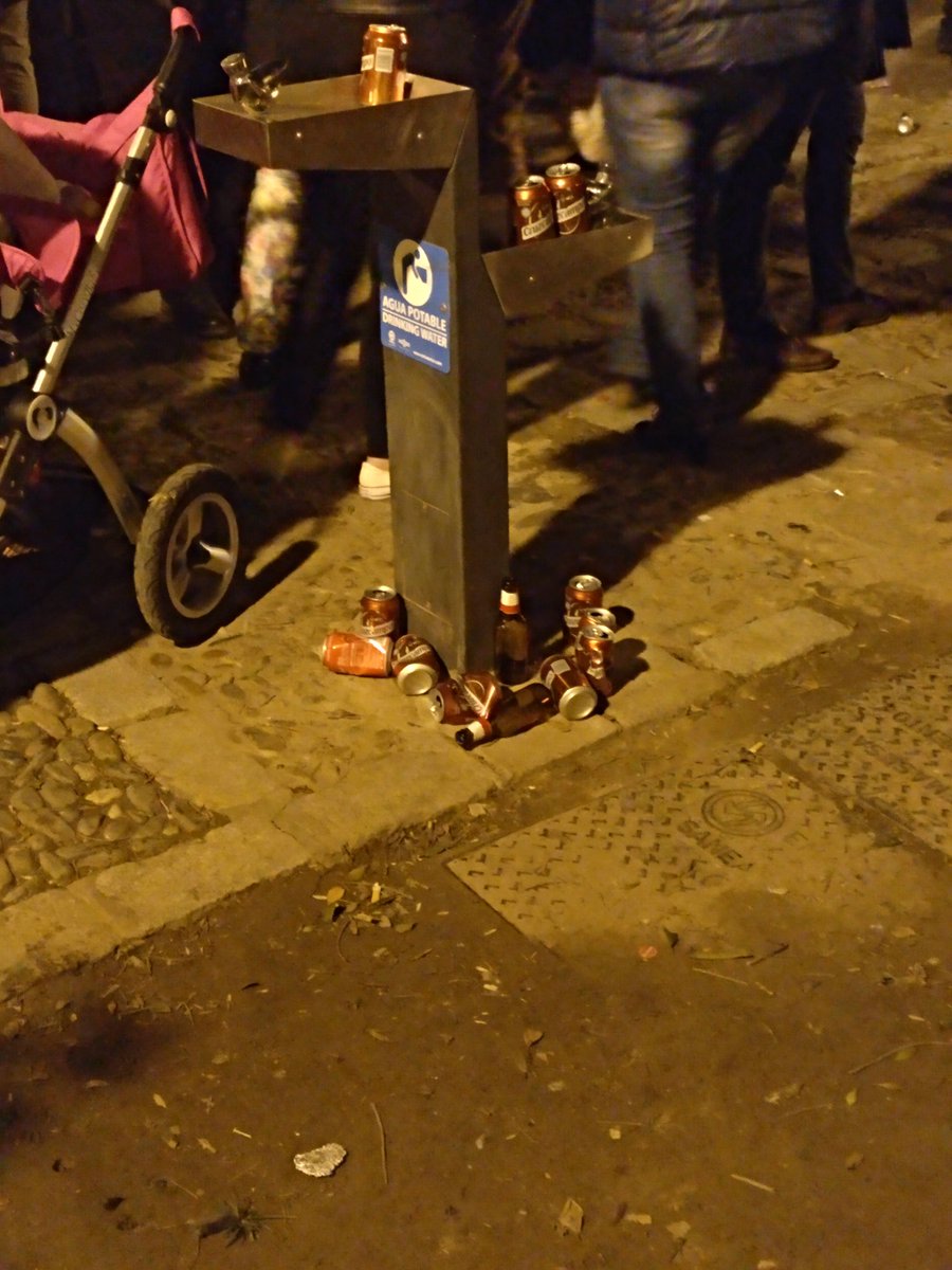 sguil2e's tweet photo. Esto pasa cuando el @Ayto_Sevilla no pone suficientes papeleras .... Q pena. #SSantaSevilla18 https://t.co/Ds9Kd3cjlK