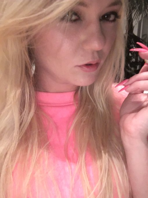 Pretty in #pink 
#blonde #hott #SexyAF #FosterGang https://t.co/U8SsgSQHkv
